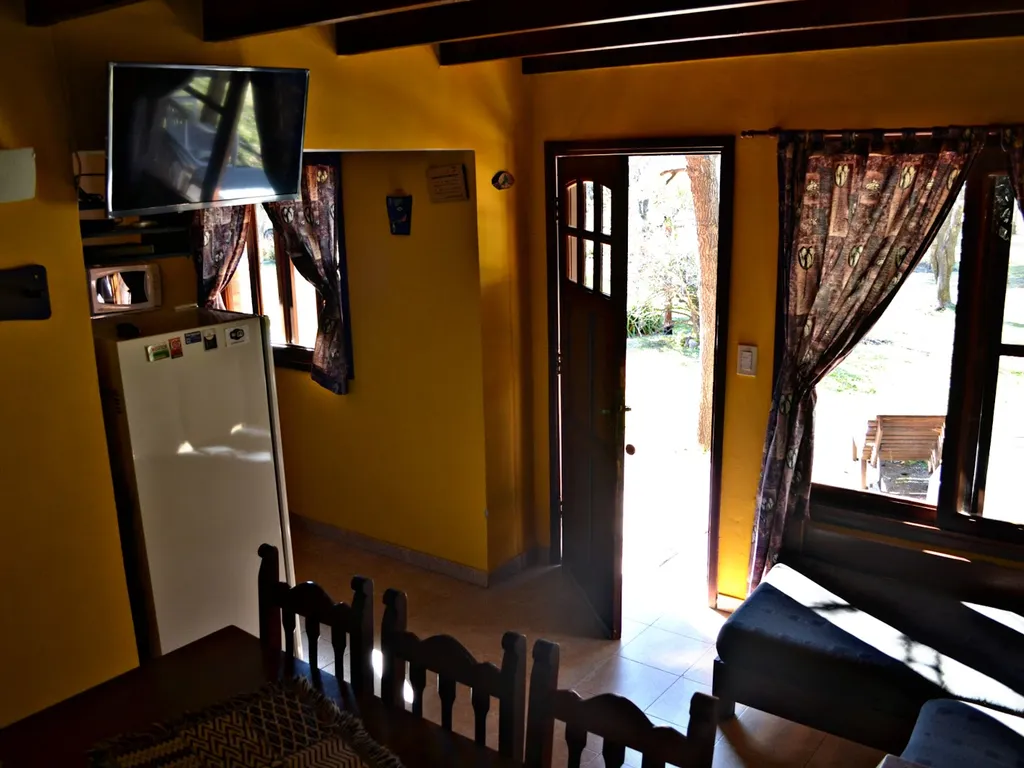 Living comedor de la cabaña con salida al parque, Cabañas de los Comechingones, Merlo