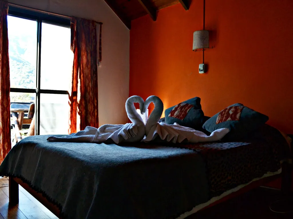 Loft con cama matrimonial y ventanal a las sierras, Cabañas de los Comechingones, Merlo