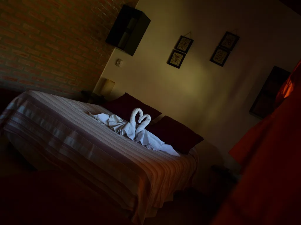 Dormitorio del loft con paredes de ladrillo, Cabañas de los Comechingones, Merlo
