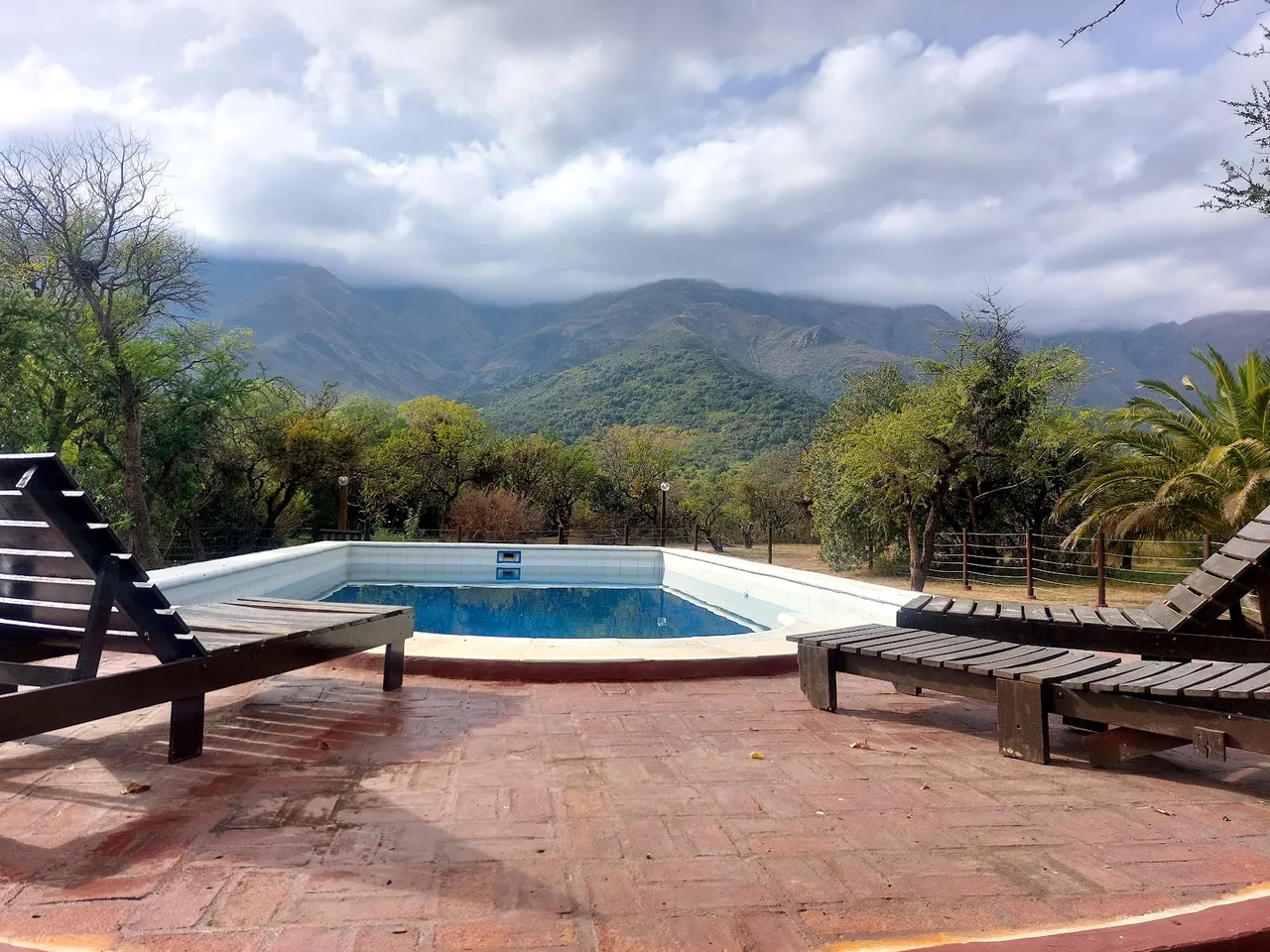Pileta con reposeras y vista a las sierras de los Comechingones